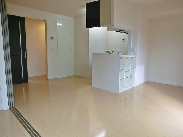 クローバーハウスの洋室|広々としたリビングです♪