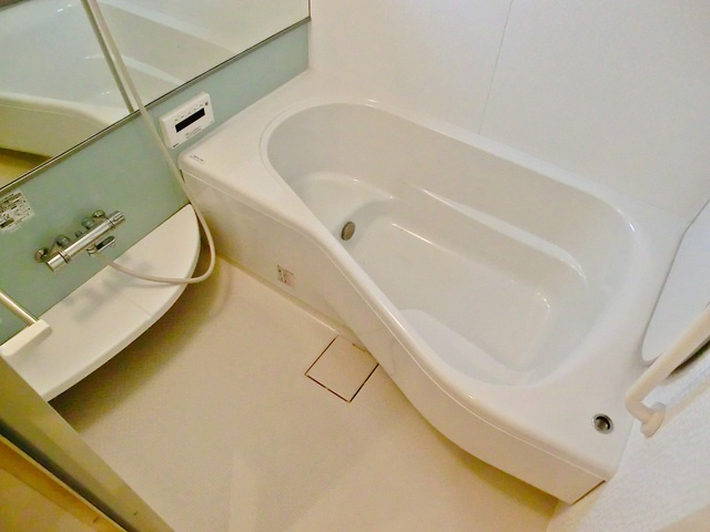 クローバーハウスの浴室|オシャレな形のバスルームです♪