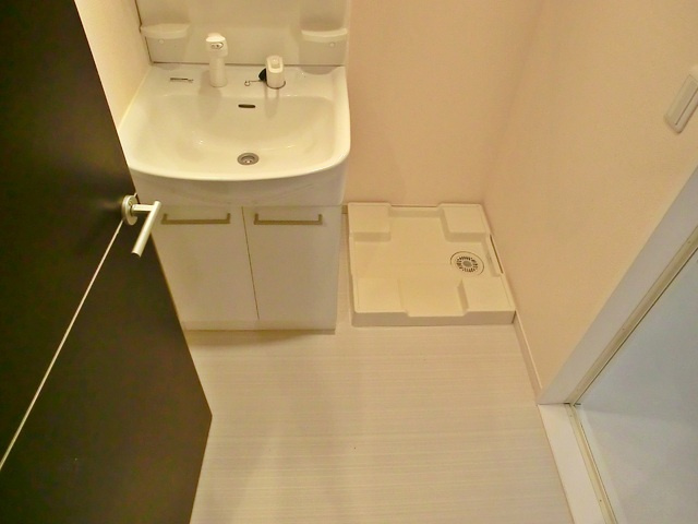 クローバーハウスの洗面所|脱衣スペースに洗濯機置き場あります♪