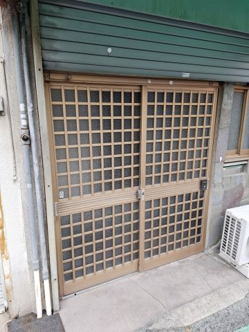 鳴尾町5丁目テラスハウスの玄関