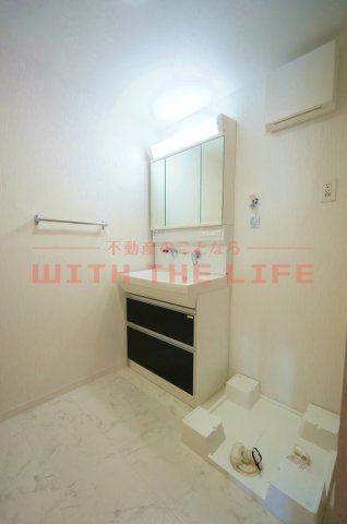 アーバンコート中央町【キャッシュバック対象】の洗面所|ゆったりとスペースのある洗面所