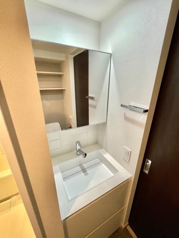 新品家具付きマンション宇田川町16(KaGood東京)の洗面所|コンパクトで使いやすい洗面所
