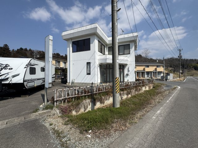 想定年間賃料　192万　想定利回り　11.4％　鉄骨造の外観