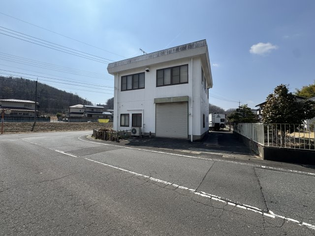 想定年間賃料　192万　想定利回り　11.4％　鉄骨造の外観