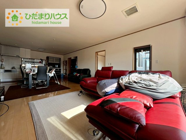 高萩市安良川　中古戸建の居間・リビング|お子様が元気に遊べる広々としたリビングです。