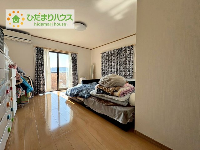 高萩市安良川　中古戸建の寝室|広めの主寝室は、ベッドの他にもパソコンデスクやドレッサーなども置けちゃいます(*^-^*)
