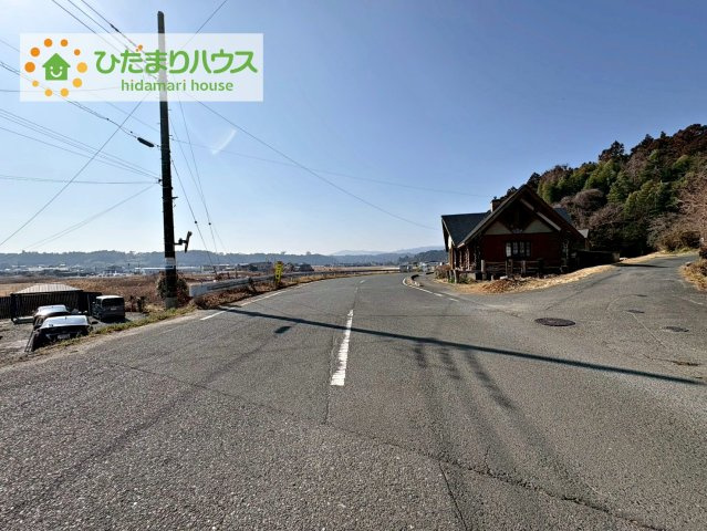 高萩市安良川　中古戸建の前面道路含む現地写真|たっぷりの陽光と心地よい風が舞い込む住まい♪