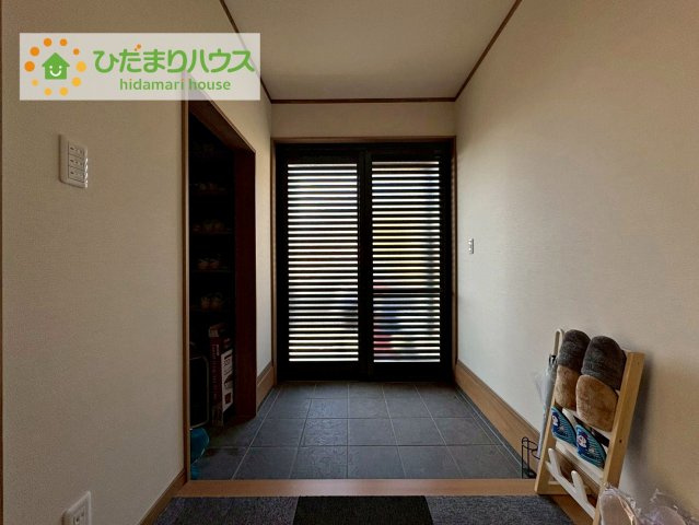 高萩市安良川　中古戸建の玄関|"シューズクロークはベビーカーやゴルフバックなど、大きな荷物を置けるのでとっても便利♪
横開きの扉付きで、隠して収納出来ますね(^^)"