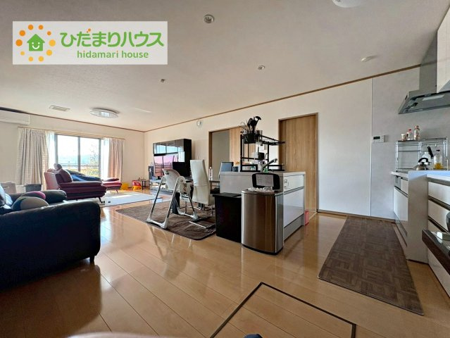高萩市安良川　中古戸建の居間・リビング|家族の集まるLDKは広々21帖！贅沢な空間を演出！