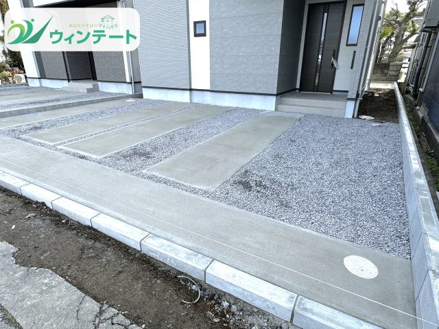 土浦市中央3期　新築戸建の駐車場|駐車スペース2台分を確保。ご夫婦でそれぞれ車を所有しても安心の広さです。