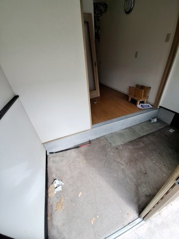 鳴尾5丁目テラスハウス（店舗・事務所等）の玄関