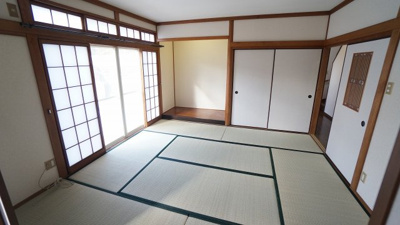 【和室】 | 廿日市市宮園上５丁目　４ＬＤＫ＋ＷＩＣ戸建て | １Ｆの８帖和室
日当たり良好な癒される空間