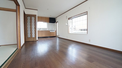 【居間・リビング】 | 廿日市市宮園上５丁目　４ＬＤＫ＋ＷＩＣ戸建て | １３．１帖ＬＤＫ
明るいひろびろ空間