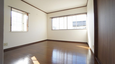 【洋室】 | 廿日市市宮園上５丁目　４ＬＤＫ＋ＷＩＣ戸建て | ２Ｆの８．７帖洋室（主寝室）
ＷＩＣつながり明るい広々空間
