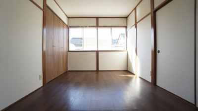 【和室】 | 廿日市市宮園上５丁目　４ＬＤＫ＋ＷＩＣ戸建て | ２Ｆの６帖洋室
日当たり良好、引き戸を開ければ隣の６帖洋室とつながり超広々空間
