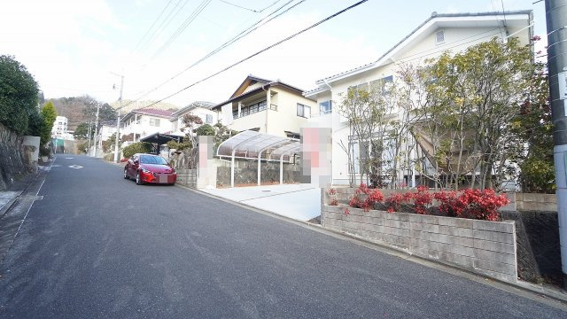 【前面道路含む現地写真】 | 廿日市市宮園上５丁目　４ＬＤＫ＋ＷＩＣ戸建て | リフォーム済み４ＬＤＫ＋ＷＩＣ戸建て
洗面、浴室、トイレ水まわり新調
日当り、眺望も良好
幹線道路、各生活施設とアクセス良
カーポート駐車場、お庭、物置付き