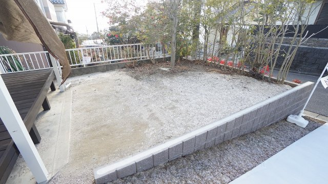 【庭】 | 廿日市市宮園上５丁目　４ＬＤＫ＋ＷＩＣ戸建て | リフォーム済み４ＬＤＫ＋ＷＩＣ戸建て
洗面、浴室、トイレ水まわり新調
日当り、眺望も良好
幹線道路、各生活施設とアクセス良
カーポート駐車場、お庭、物置付き