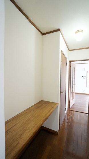 【内装】 | 廿日市市宮園上５丁目　４ＬＤＫ＋ＷＩＣ戸建て | １Ｆホールのカウンターデスク