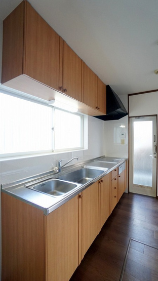 【キッチン】 | 廿日市市宮園上５丁目　４ＬＤＫ＋ＷＩＣ戸建て | 機能、収納も充実したキッチン