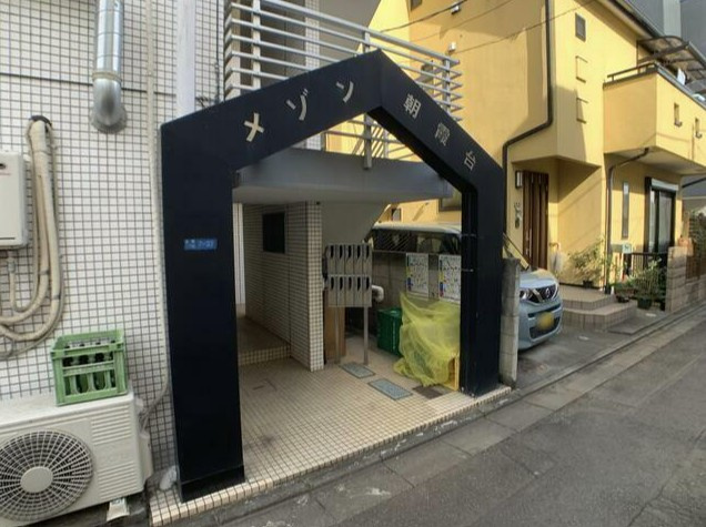 メゾン朝霞台のエントランス