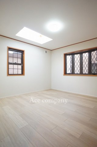 【寝室】 | 東大阪市渋川町2丁目 | 【2階：ゆったり洋室8帖】トップライト（天窓）付きです☆