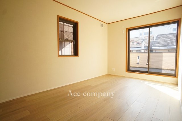 【子供部屋】 | 東大阪市渋川町2丁目 | 【2階：洋室7.5帖】バルコニーに面したお部屋です☆