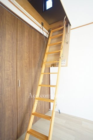 【内装】 | 東大阪市渋川町2丁目 | 【2階：洋室7.5帖】こちらのお部屋内上部に、屋根裏収納への昇降階段があります♪