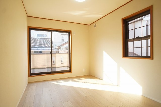 【子供部屋】 | 東大阪市渋川町2丁目 | 【2階：洋室6帖】バルコニーに面したお部屋☆収納あります♪