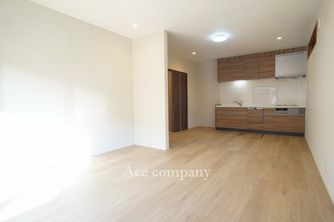 【居間・リビング】 | 東大阪市渋川町2丁目 | 【LDK：約15帖】クロス貼替え、床上張り、LDK拡張、水廻り設備一新、建具新調、ダウンライト設置済みです☆