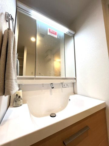 アーバンパレス室見河畔の独立洗面台|
個人的に、リフォームするならこだわりたいランキング第1位！！洗面です。収納豊富な3面鏡は朝の強い味方です☆