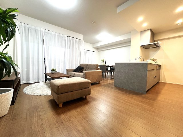 アーバンパレス室見河畔の居間・リビング|
南向きにつき陽当たり良好なので居心地の良いお部屋です☆家族団らんの時間も増えそうですね♪
