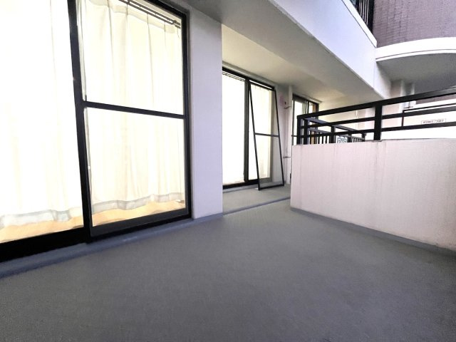 アーバンパレス室見河畔のバルコニー|
幅が広くクリーンな印象のバルコニー☆
大きなバルコニーは柔らかい風を運んできます…♪
洗濯物もたくさん干せそうですね！