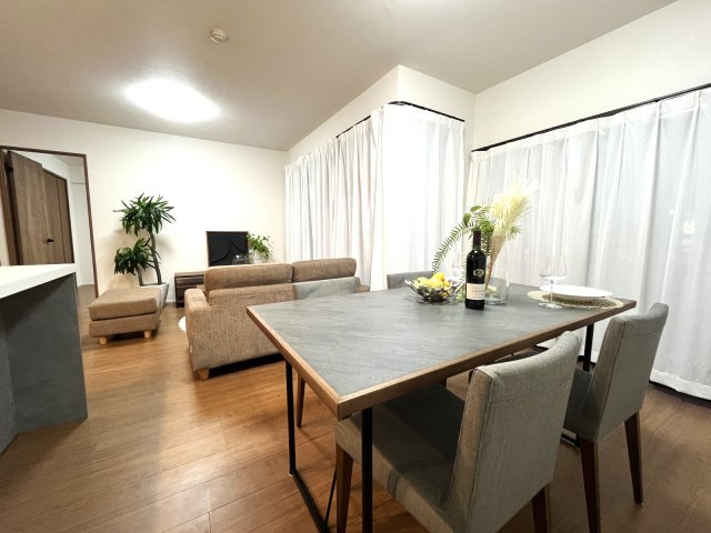 アーバンパレス室見河畔の居間・リビング|暖かい雰囲気のお部屋なので居心地がよさそうです☆おしゃれなお部屋になりますね♪