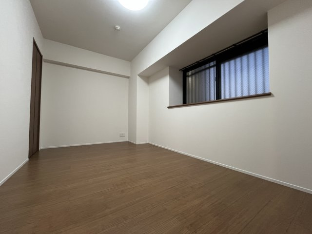 アーバンパレス室見河畔の洋室|小窓がついていておしゃれですね♪換気もできて臭いもこもりにくくとても便利ですよ♪