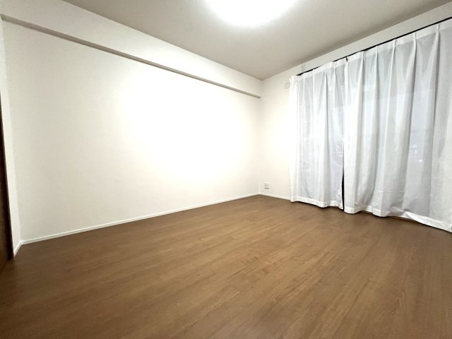 アーバンパレス室見河畔の洋室|陽当たりが良く窓が大きいので日差しが入ってきて気持ちよさそうです☆