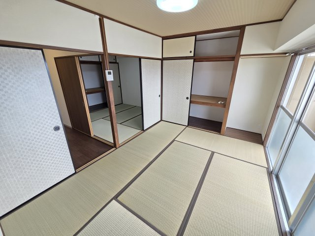 サンハイツ高崎　中古マンションの和室|6帖の和室は南向きなので日当たり良好♪