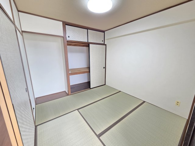 サンハイツ高崎　中古マンションの和室|4.5帖の和室にも押し入れと床の間がついています！