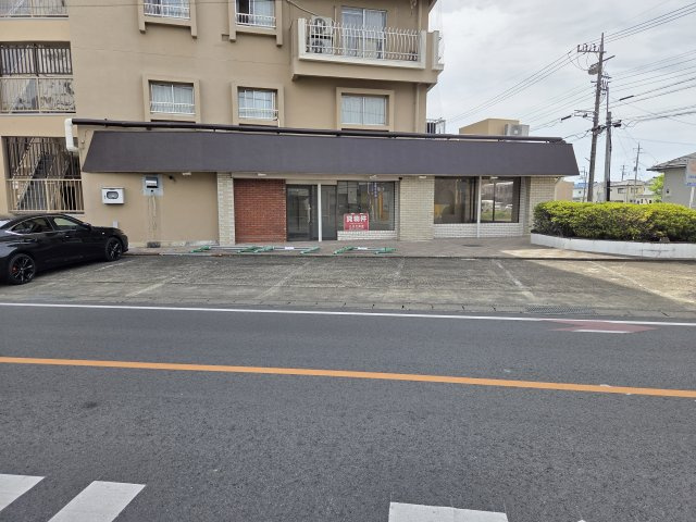 サンハイツ高崎　中古マンションの駐車場|建物西側の駐車場は1日200円～借りられます。。月単位でも借りることができますよ！