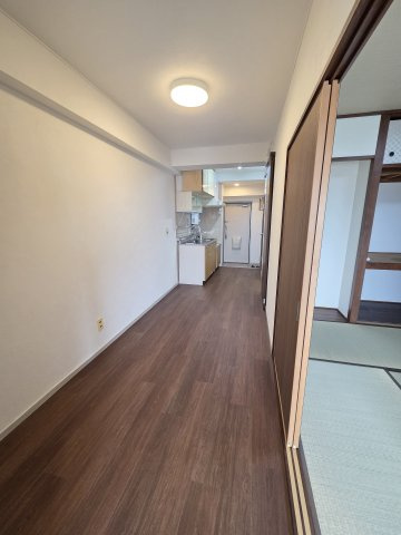 サンハイツ高崎　中古マンションのキッチン|ダイニングスペースです。クロス貼り替え予定。