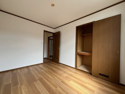 【洋室】 | 井吹台東町３丁目中古テラス | 大型収納があります