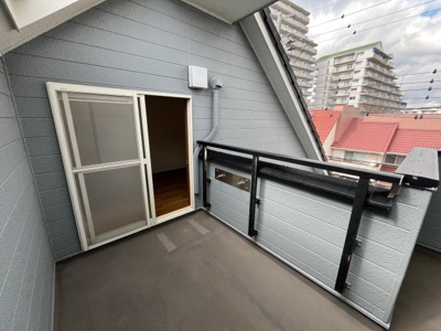 【バルコニー】 | 井吹台東町３丁目中古テラス | 3階バルコニー　広いのでお洗濯物はもちろんお布団も干せます