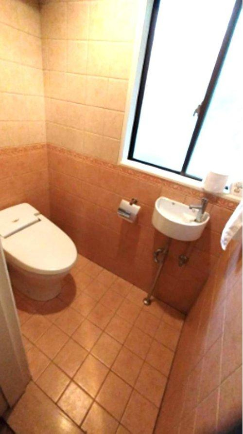 甲陽園西山町　のトイレ|窓があるトイレは、明るく換気も安心