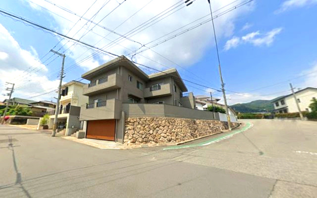 宝塚市千種4丁目の前面道路含む現地写真