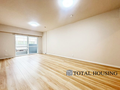 【居間・リビング】 | シャンボール植物園第二 | 室内にいても、たっぷりの陽光と爽やかな風を感じて頂ける、開放感あふれるリビングです。
ご家族と穏やかに過ごす、心地の良い時間が流れます。