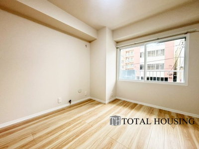 【洋室】 | シャンボール植物園第二 | 洋室　約4.9帖
お陽さまの光とさわやかな風をたっぷりとりこめます。室内はいつも明るい印象なので気持ちの良い朝を迎えられます。毎日の生活も明るくなりそうです。