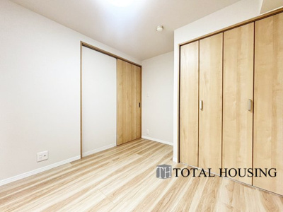 【洋室】 | シャンボール植物園第二 | 洋室　約4.9帖
家族構成やライフスタイルに合わせて、多目的にお使いいただけます。優しい色合いの木目調のフローリングが空間にアクセントをもたらしお洒落な室内です。