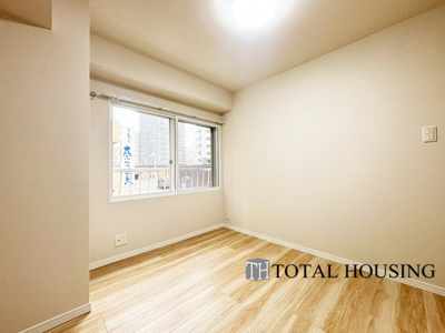 【洋室】 | シャンボール植物園第二 | 洋室　約4.3帖
シンプルな内装はどんな家具ともぴったり。お好みのテイストに仕上げていくのも楽しみの一つです。