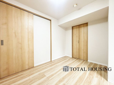 【洋室】 | シャンボール植物園第二 | 洋室　約4.3帖
家族一人ひとりの大切なプライベート空間。趣味に合わせて使って頂けるようシンプルに仕上げてあります。暮らし心地を大きく左右する収納を、適材適所に配置し使い勝手を考慮しました。