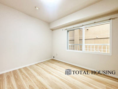 【洋室】 | シャンボール植物園第二 | 洋室　約5.0帖
大きな窓からたっぷりの日差しが降り注ぐ明るい室内です。気持ちの良い朝日を受けて、目覚めの良い健康的な朝を迎えられそうです。