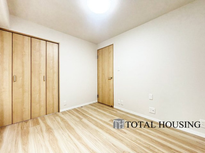 【洋室】 | シャンボール植物園第二 | 洋室　約5.0帖
シンプルデザインなことによりご自分お好みのレイアウトがしやすい主寝室。クローゼットが設置されているのでお部屋の整理整頓もすっきり楽々。お部屋をよりゆったりとお使い頂けます。